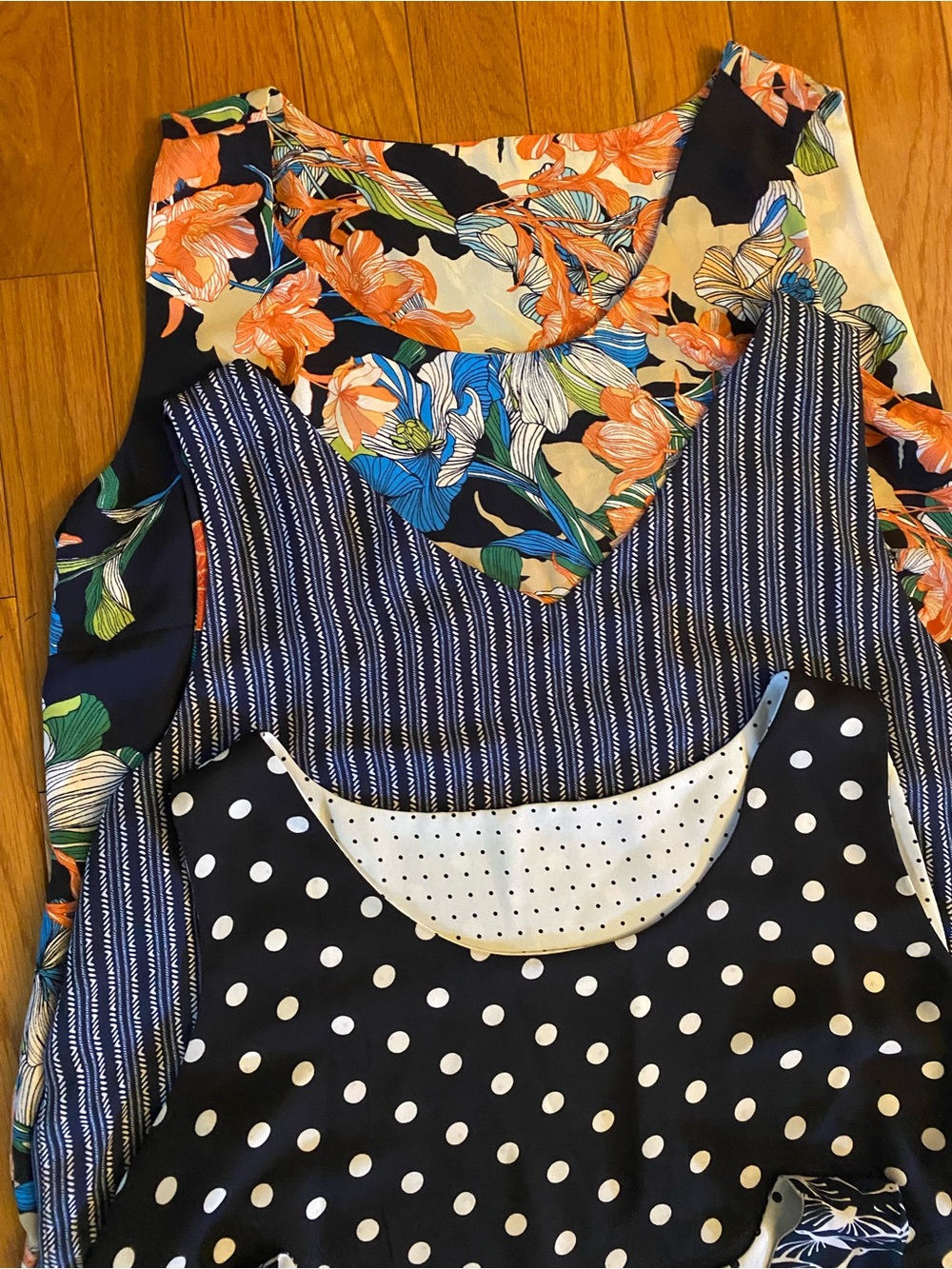 CHICO’S BUNDle of 6 reversible sleeveless tops
Scoop and V neck